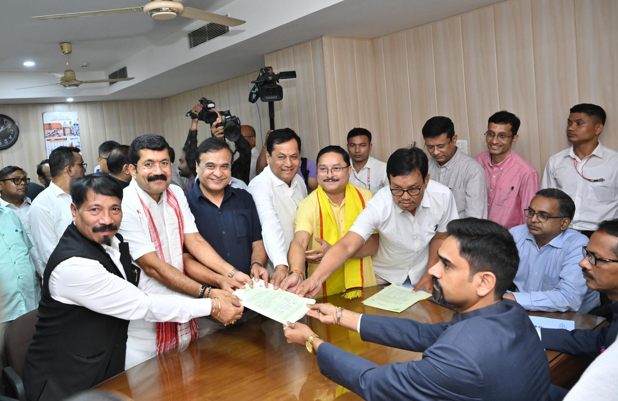 ৰাজ্যসভাৰ নিৰ্বাচনৰ বাবে বিজেপিৰ প্ৰাৰ্থী কনাড পুৰকায়স্থ, অগপৰ প্রার্থী বীৰেন্দ্ৰ প্ৰসাদ বৈশ্যৰ মনোনয়ন পত্র দাখিল