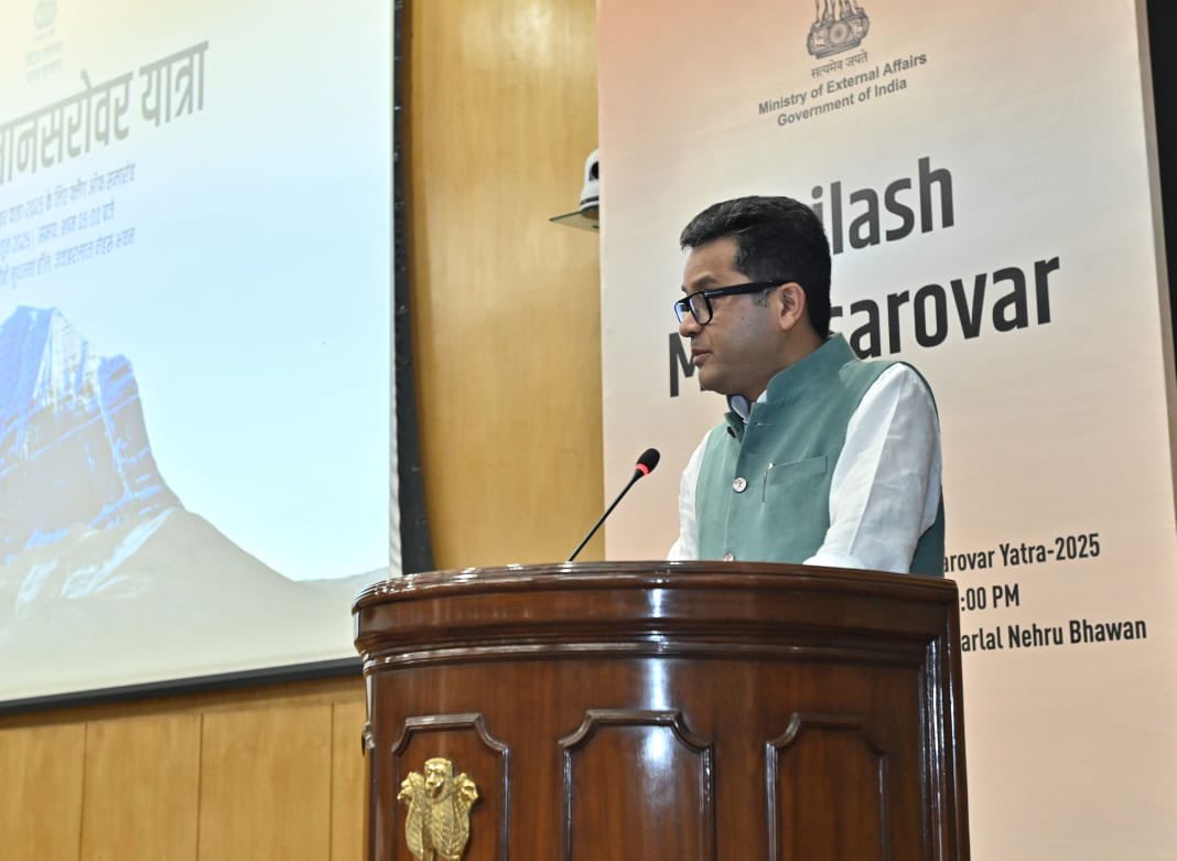 যোৰহাটত কেন্দ্ৰীয় মন্ত্ৰী পবিত্ৰ মাৰ্ঘেৰিটাৰ ১০ লাখ টকা মূল্যৰ ক্ৰীড়া সামগ্ৰী বিতৰণ