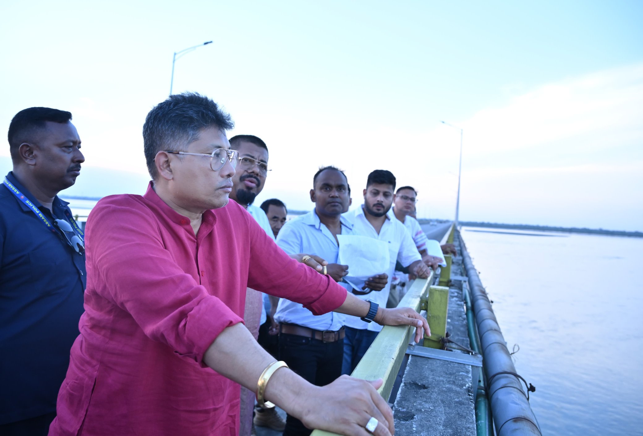 তিনিচুকীয়াৰ বান আৰু খহনীয়া পৰিদৰ্শন মন্ত্ৰী পীযুষ হাজৰিকাৰ
