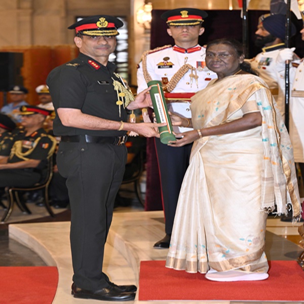 President Murmu presents 92 Distinguished Service Awards