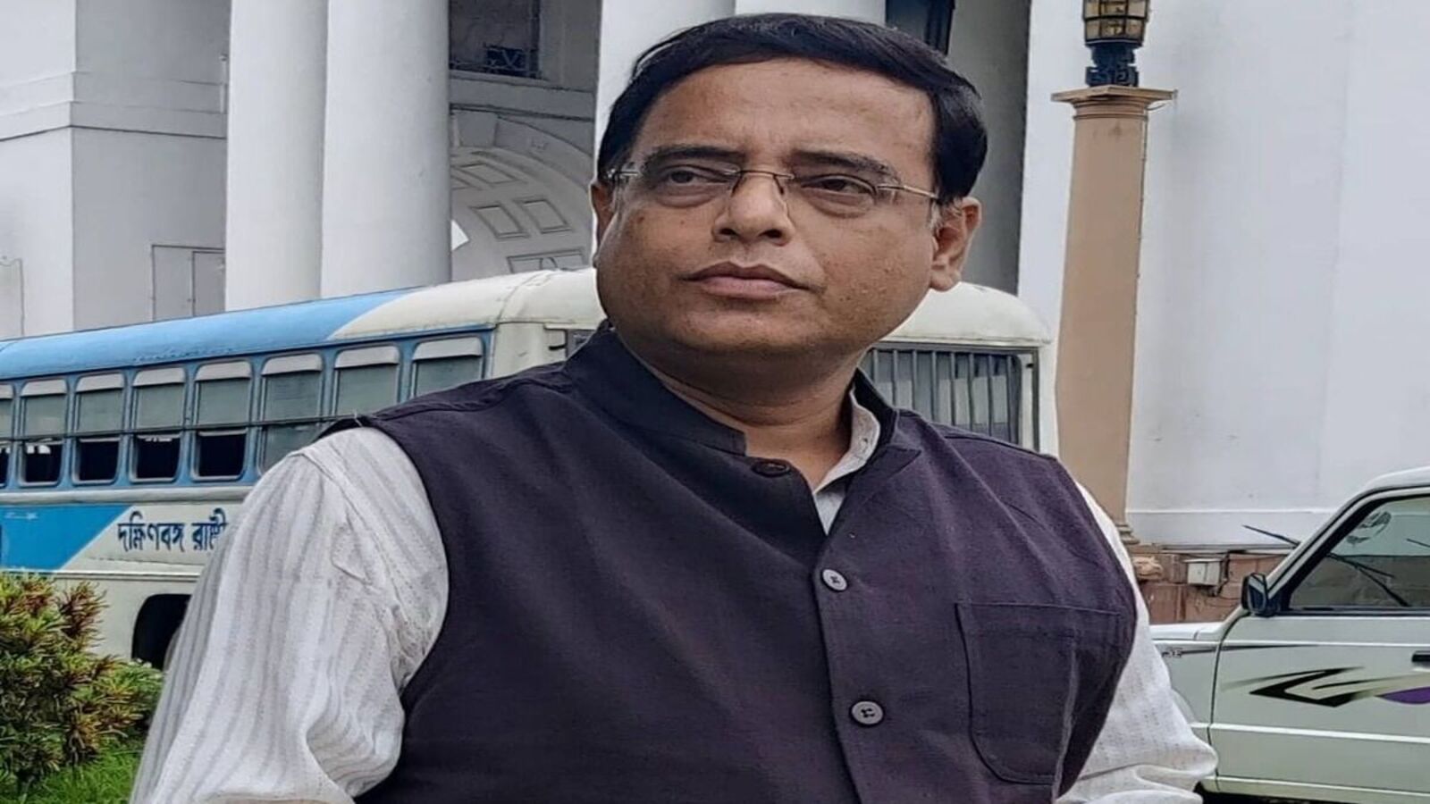 শর্ত সাপেক্ষে ১৫ বছরের পুরোনো বাণিজ্যিক গাড়িকে রাস্তায় চালানো যাবে বলে পরিবহণ মন্ত্রী স্নেহাশীষ চক্রবর্তী জানিয়েছেন।