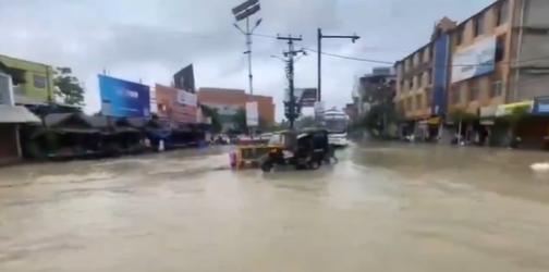 जलभराव से जूझ रहे हैं मणिपुर में लोग