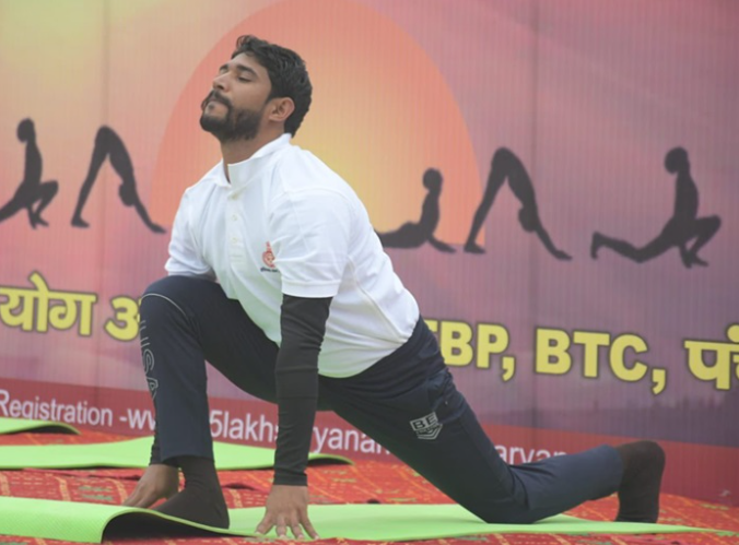 संदीप आर्य ने गुजरात के मोढेरा में लगातार 20,000 सूर्य नमस्कार कर विश्व रिकॉर्ड बनाया