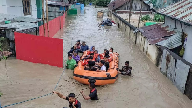असम में बाढ़ की स्थिति में थोड़ा सुधार, 18 जिलों में अब भी 4 लाख 40 हजार से अधिक लोग बाढ़ की चपेट में