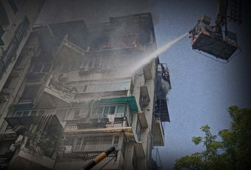 राष्ट्रीय राजधानी के द्वारका सेक्टर 13 स्थित सबद अपार्टमेंट की सातवीं मंजिल पर स्थित एक फ्लैट में आग लगने से आज एक व्यक्ति और उसके दो बच्चों की मौत