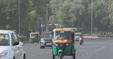 राजधानी दिल्ली में लोगों को तेज धूप के साथ लू का सामना करना पड़ा