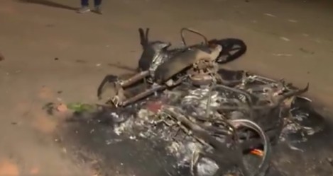 पश्चिम बंगालः दक्षिण 24 परगना जिले के महेशतला में एक स्थानीय मुद्दे को लेकर कई दुकानों में तोड़फोड़ और आगजनी