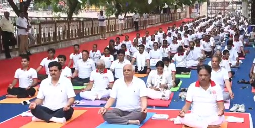 गुजरात: वडनगर में शर्मिष्ठा झील पर आयोजित किया जा रहा है 11वें अंतरराष्ट्रीय योग दिवस का कार्यक्रम