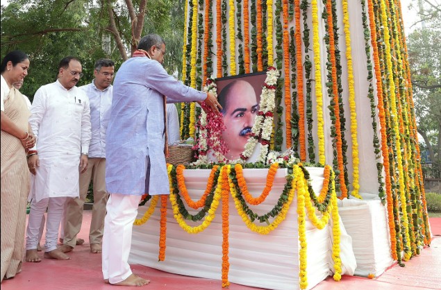जनसंघ के संस्थापक डॉ0 श्यामा प्रसाद मुखर्जी की पुण्यतिथि पर शिक्षा मंत्री धर्मेन्द्र प्रधान ने उनकी प्रतिमा पर पुष्पांजलि अर्पित की