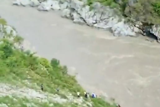 Tempo Traveller Falls into Alaknanda River in Uttarakhand; 3 Dead, 9 Missing, Rescue Ops Underway