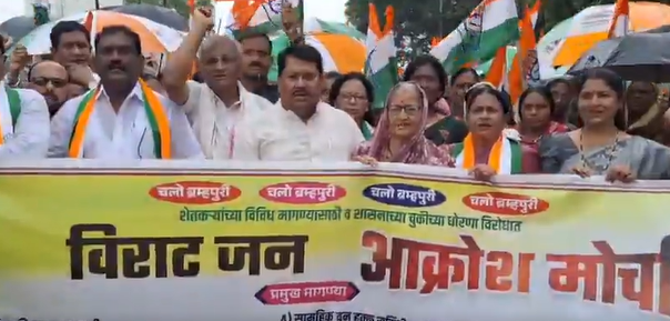 योजनेतील लाभार्थ्यांच्या समस्यांसाठी काँग्रेस कमिटीचा तहसील कार्यालयावर मोर्चा