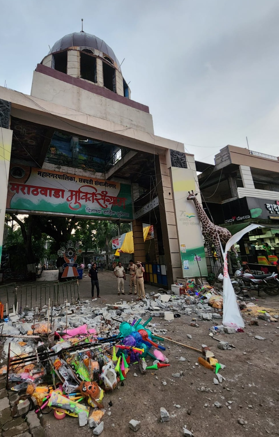 सिद्धार्थ उद्यानात कमान कोसळून झालेल्या दुर्घटनेप्रकरणी कंत्राटदाराविरोधात गुन्हा दाखल
