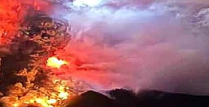 इंडोनेशियाच्या सर्वात सक्रिय ज्वालामुखींपैकी एका ज्वालामुखीचा उद्रेक