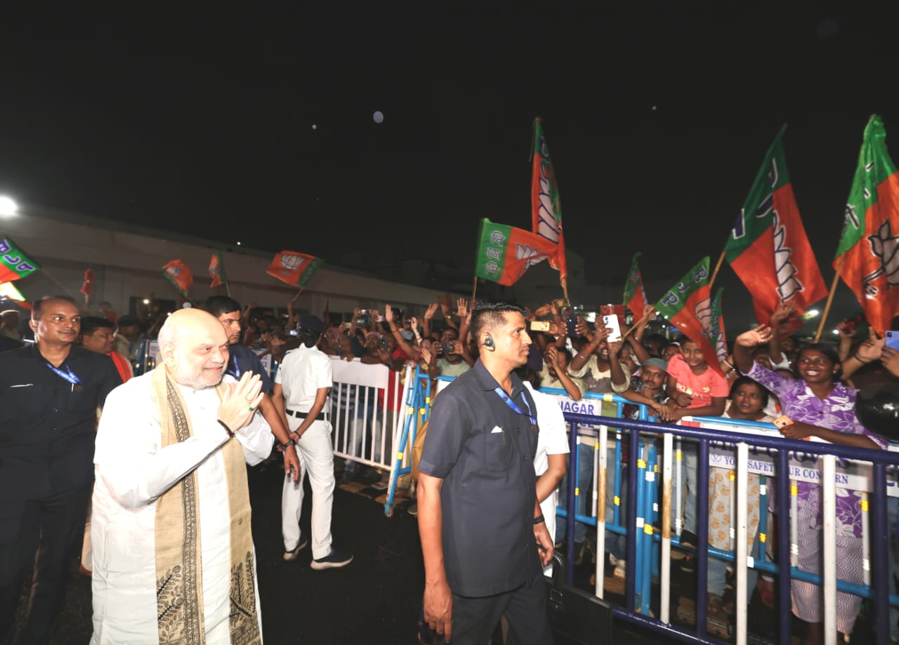 বর্ষীয়ান বিজেপি নেতা ও কেন্দ্রীয় স্বরাষ্ট্রমন্ত্রী অমিত শাহ বেশ কিছু কর্মসূচিতে যোগ দিতে গতকাল রাতে কলকাতায় এসে পৌঁছেছেন