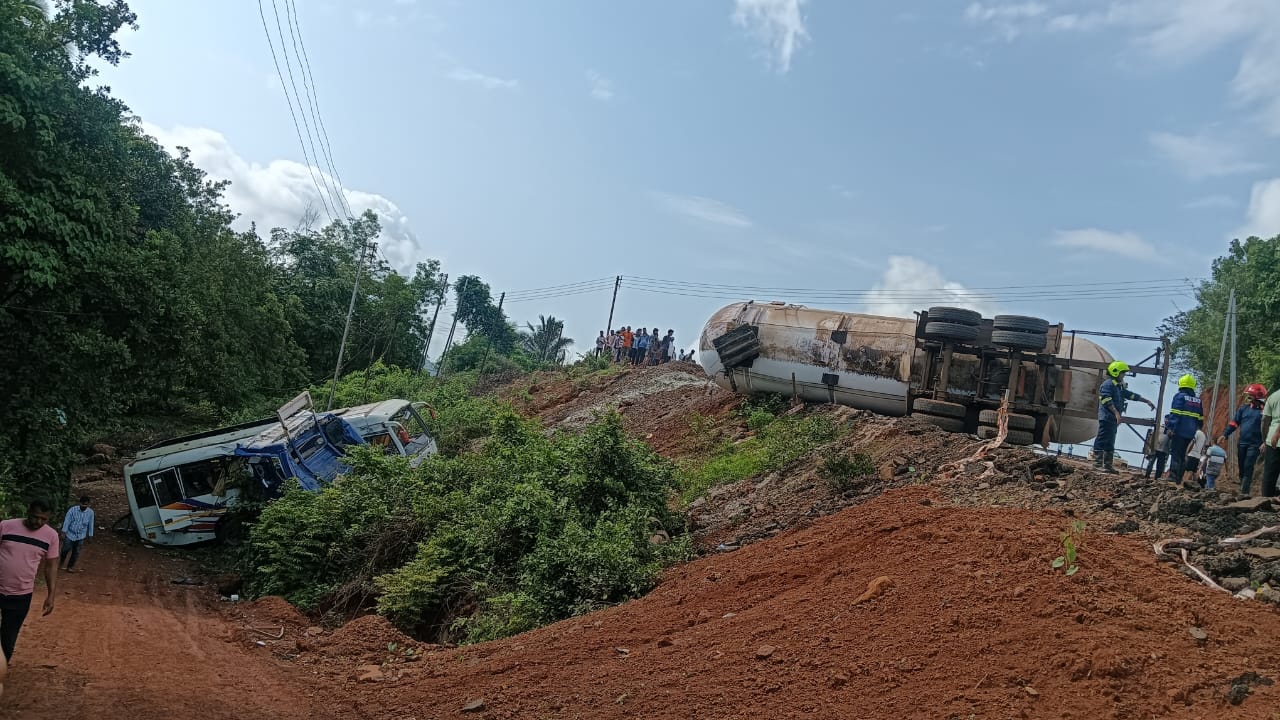 मुंबई-गोवा महामार्गावर निवळी घाटात अपघातात ३१ जण जखमी
