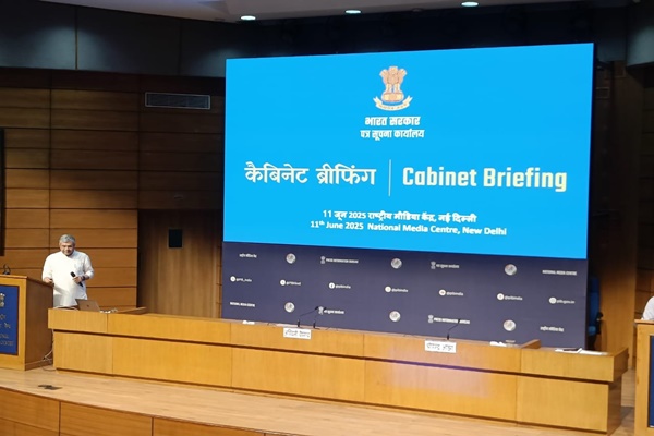 مرکز نے جھارکھنڈ، کرناٹک اور آندھرا پردیش کے سات ضلعوں کا احاطہ کرنے والے ریلوے کے دو پروجیکٹوں کو منظوری دی ہے، جس پر 6 ہزار 400 کروڑ روپے خرچ ہوں گے