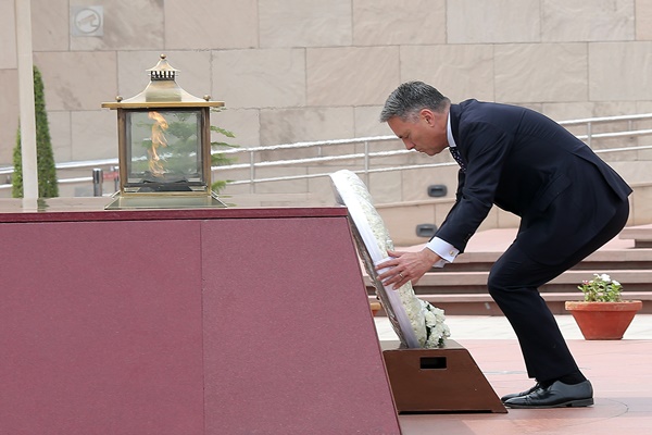 Australian Deputy PM Richard Marles lays wreath at National War Memorial