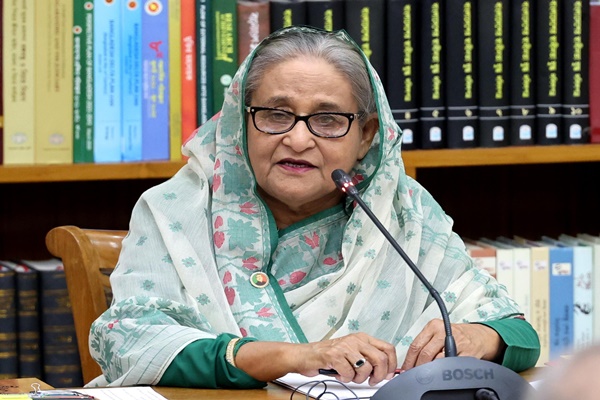 বাংলাদেশের আন্তর্জাতিক অপরাধ ট্রাইবুনাল আজ প্রাক্তন প্রধানমন্ত্রী শেখ হাসিনা এবং প্রাক্তন স্বরাষ্ট্রমন্ত্রী আসাদুজ্জাম খান কামালের বিরুদ্ধে মানবতা বিরোধী অপরাধের দায়ে গ্রেফতারি পরোয়ানা জারি করেছে।