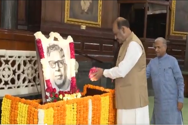 নিম্ন সদনৰ প্ৰাক্তন অধ্যক্ষ কে এছ হেগ্ৰেৰ জন্ম বার্ষিকীত লোকসভাৰ অধ্যক্ষ ওম বিৰলাৰ প্ৰতিচ্ছবিত পুষ্পমাল্য তৰ্পণ