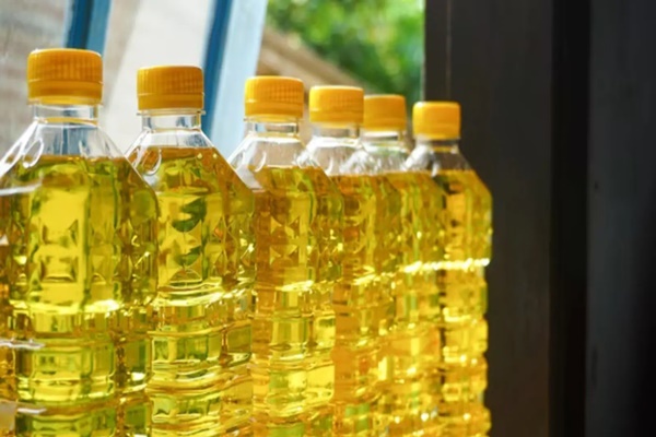 Centre cuts customs duty on crude edible oils from 20 to 10 percent to bring down prices in local market
