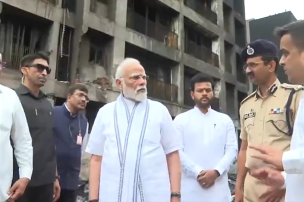 আহমেদাবাদে গতকাল লন্ডন গামী বিমানে দুর্ঘটনার পর আজ সকালে প্রধানমন্ত্রী নরেন্দ্র মোদী আমেদাবাদে পৌঁছেছেন