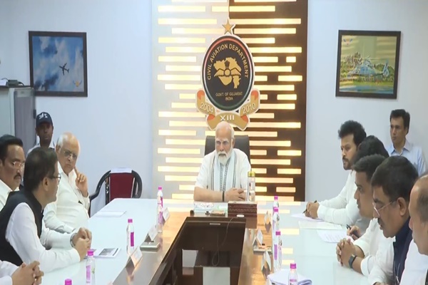 وزیر اعظم نریندر مودی نے احمد آباد میں ایئر انڈیا کے حادثے میں زندہ بچ جانے والے واحد شخص اور زخمیوں سے بات چیت کی۔ انہوں نے حادثے کی جگہ کا دورہ کیا اور اعلیٰ حکام کے ساتھ ایک جائزہ میٹنگ بھی کی