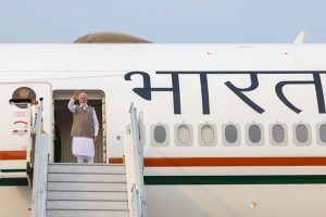 प्रधानमंत्री नरेन्‍द्र मोदी अपनी तीन देशों  की यात्रा के पहले चरण में आज साइप्रस पहुंच गए