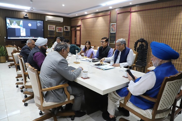 Petroleum, Natural Gas Minister Hardeep Singh Puri reviews ONGC’s fire control operations at Assam well