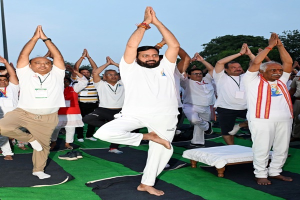 Over 1 Lakh People Perform Yoga in Kurukshetra on International Yoga Day