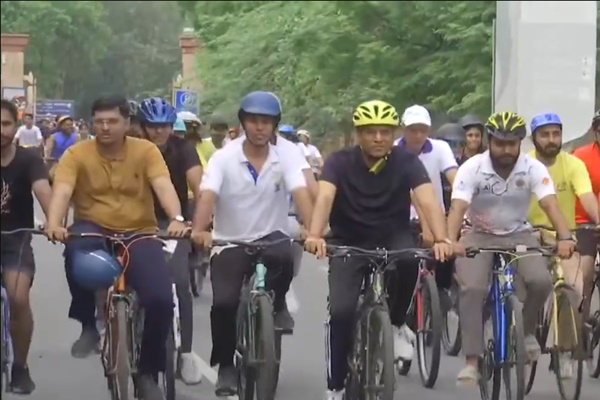 Delhi CM, Union Minister Mansukh Mandaviya flag off Olympic Day Run in Delhi
