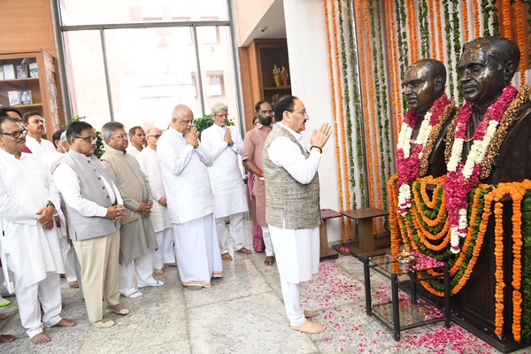 भाजपा अध्‍यक्ष जेपी नड्डा ने नई दिल्‍ली स्थित पार्टी मुख्‍यालय में डॉ. श्‍यामा प्रसाद मुखर्जी की पुण्‍यतिथि पर उन्हें पुष्‍पाजंलि अर्पित की