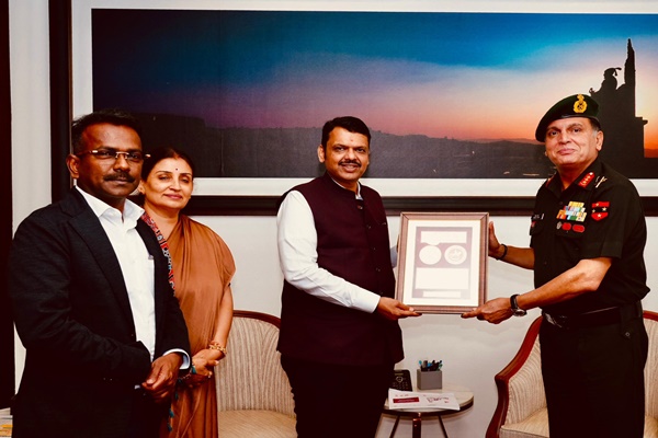 Southern Army Commander meets Maharashtra CM Fadnavis