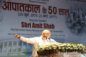 नई दिल्ली में द इमरजेंसी डायरीज-इयर्स देट फोर्जड ए लीडर नामक पुस्तक का विमोचन