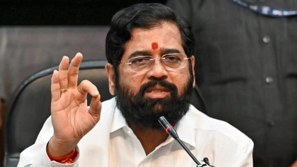 राज्य परिवहन महामंडळातल्या कर्मचाऱ्यांना एक कोटी रुपयांचं अपघाती विमा कवच लागू करण्याची उपमुख्यमंत्री एकनाथ शिंदे यांची घोषणा