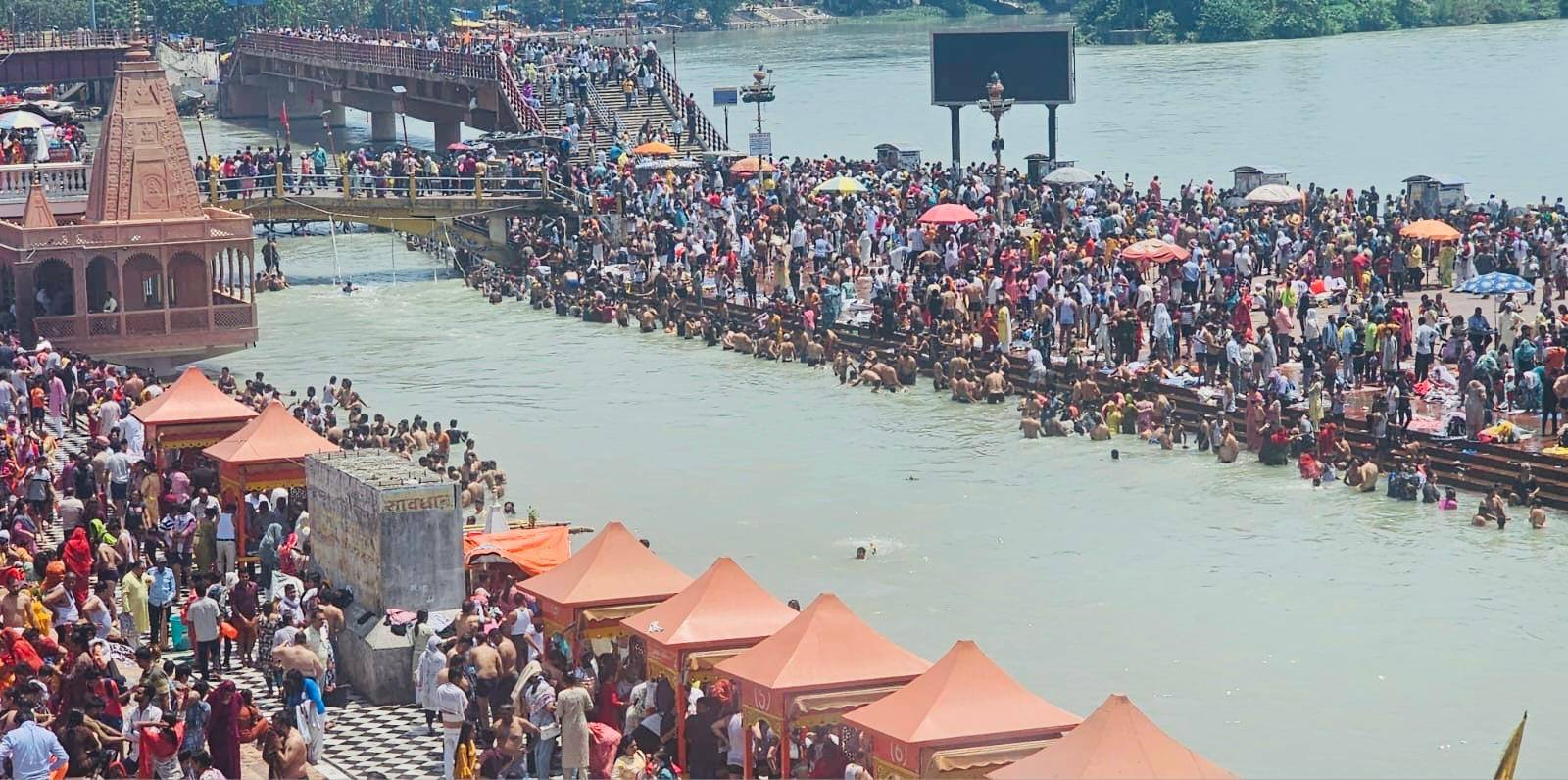 निर्जला एकादशी पर्व पर हरिद्वार के हरकी पैड़ी सहित विभिन्न गंगा घाटों पर हजारों श्रद्धालुओं ने लगाई आस्था की डुबकी