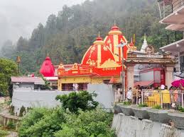 नैनीताल जिले के प्रसिद्ध कैंची धाम के स्थापना दिवस पर जुटी श्रद्धालुओं की भीड़