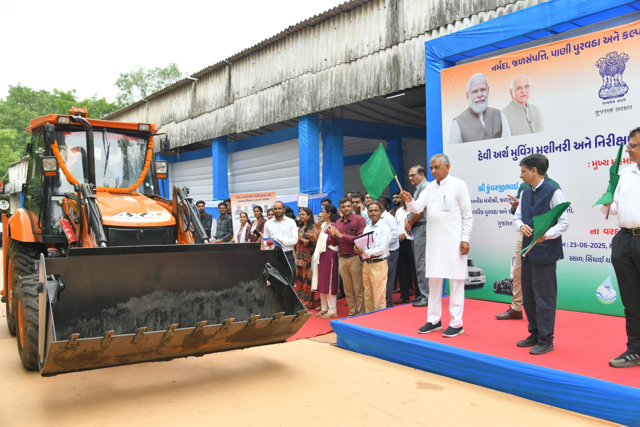 ‘કેચ ધ રેઇન’ અભિયાન અંતર્ગત 18 કરોડ રૂપિયાથી વધુની કિંમતના 122 વાહનોને જળ સંપત્તિ મંત્રી કુંવરજી બાવળીયાએ ગાંધીનગરથી લીલીઝંડી આપી