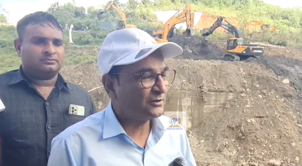 ভূমিস্খলনত ক্ষতিগ্ৰস্ত জাতিংগা-লামপুৰৰ মাজৰ ৰে’লপথৰ মেৰামতিৰ বুজ লয় উত্তৰ-পূব সীমান্ত ৰে’লৱেৰ মহাপ্ৰৱন্ধক চেতন কুমাৰ শ্ৰীবাস্তৱে