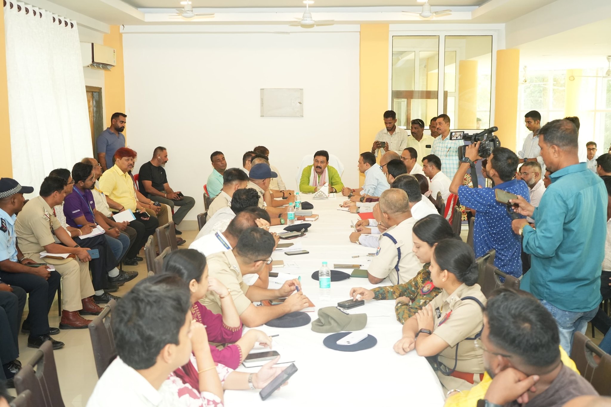 কামাখ্যাত অম্বুবাচী মহাযোগ সূচাৰুৰূপে পৰিচালনা কৰা সন্দৰ্ভত পর্যটন মন্ত্ৰী ৰণজিৎ কুমাৰ দাসৰ অধ্যক্ষতাত বৈঠক