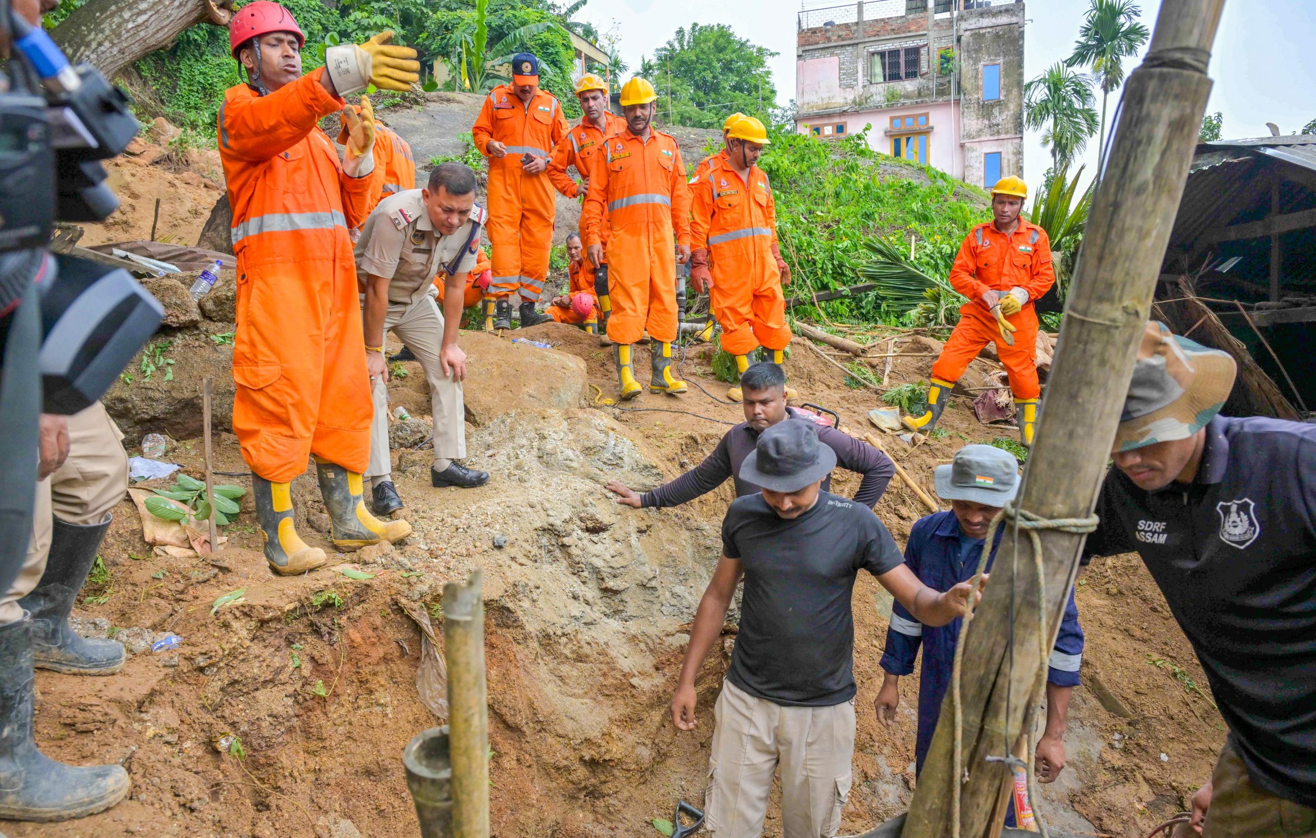 মহানগৰৰ ৰূপনগৰত যোৱা নিশা হোৱা ভূমিস্খলনত এজন লোকৰ মৃত্যু
