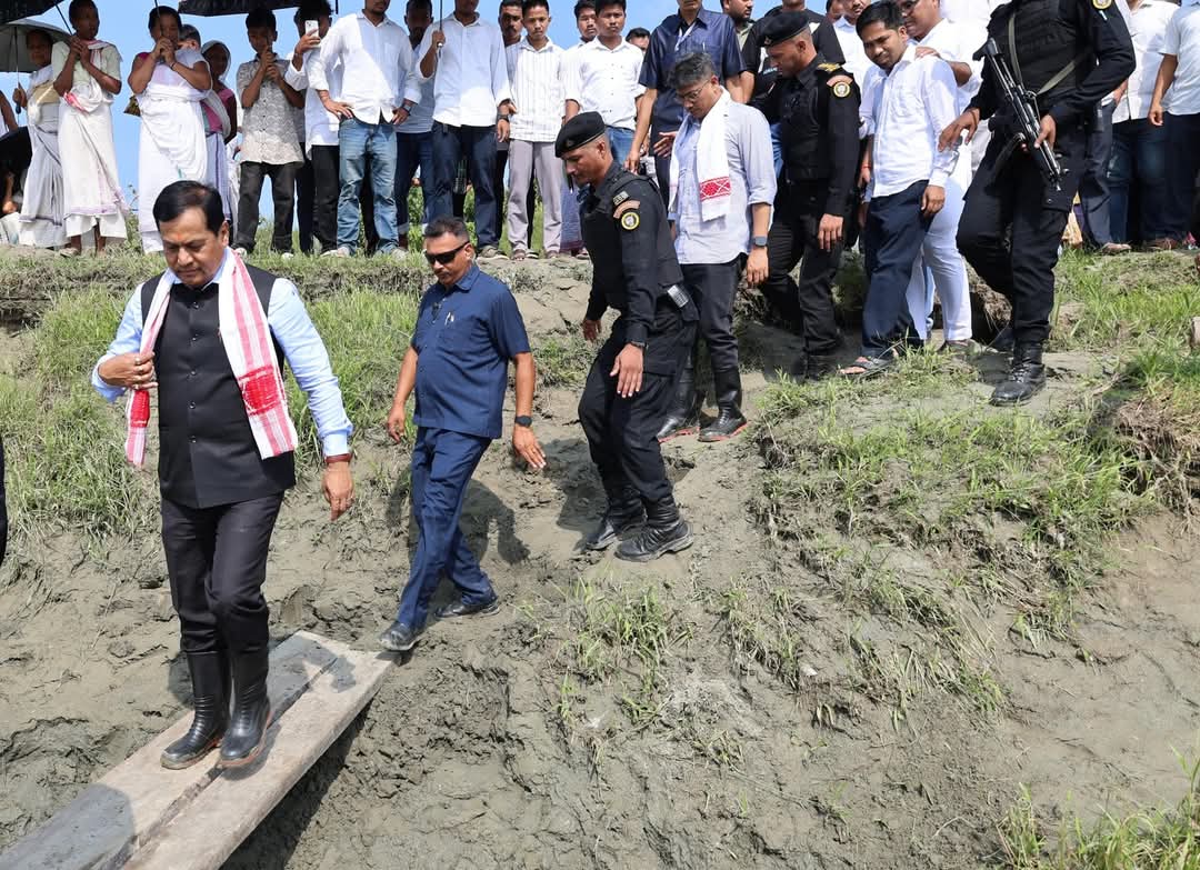 চাবুৱাৰ বালিজানৰ খহনীয়াগ্ৰস্ত অঞ্চল পৰিদৰ্শন সর্বানন্দ সোণোৱাল আৰু পিযুষ হাজৰিকাৰ