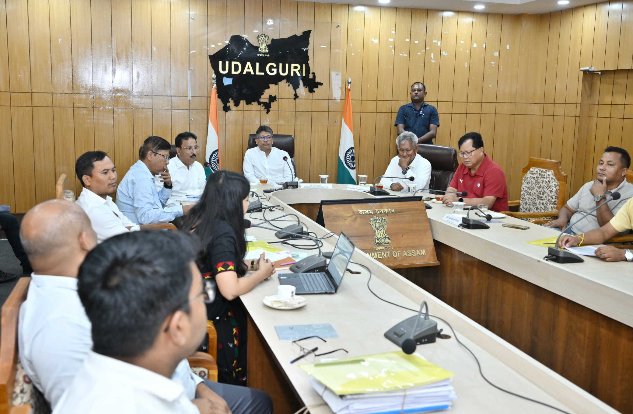 ওদালগুৰি জিলা আয়ুক্তৰ কাৰ্যালয়ত এটি কলি দুটি পাত আঁচনি সন্দৰ্ভত পর্যালোচনা পীযূষ হাজৰিকাৰ