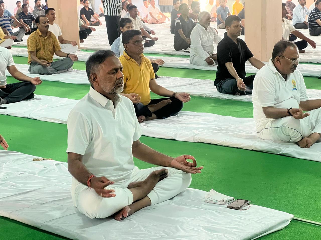 योगांध्र 2025: वडापल्ली में ऐतिहासिक श्री वेंकटेश्वर स्वामी मंदिर परिसर में आयोजित किया गया एक भव्य योग सत्र