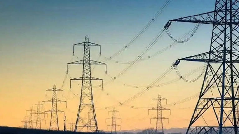 राज्यात वीजदरात टप्प्याटप्प्यानं 5 वर्षात 26 टक्के कपात होणार, सुधारित दर येत्या 1 जुलैपासून लागू