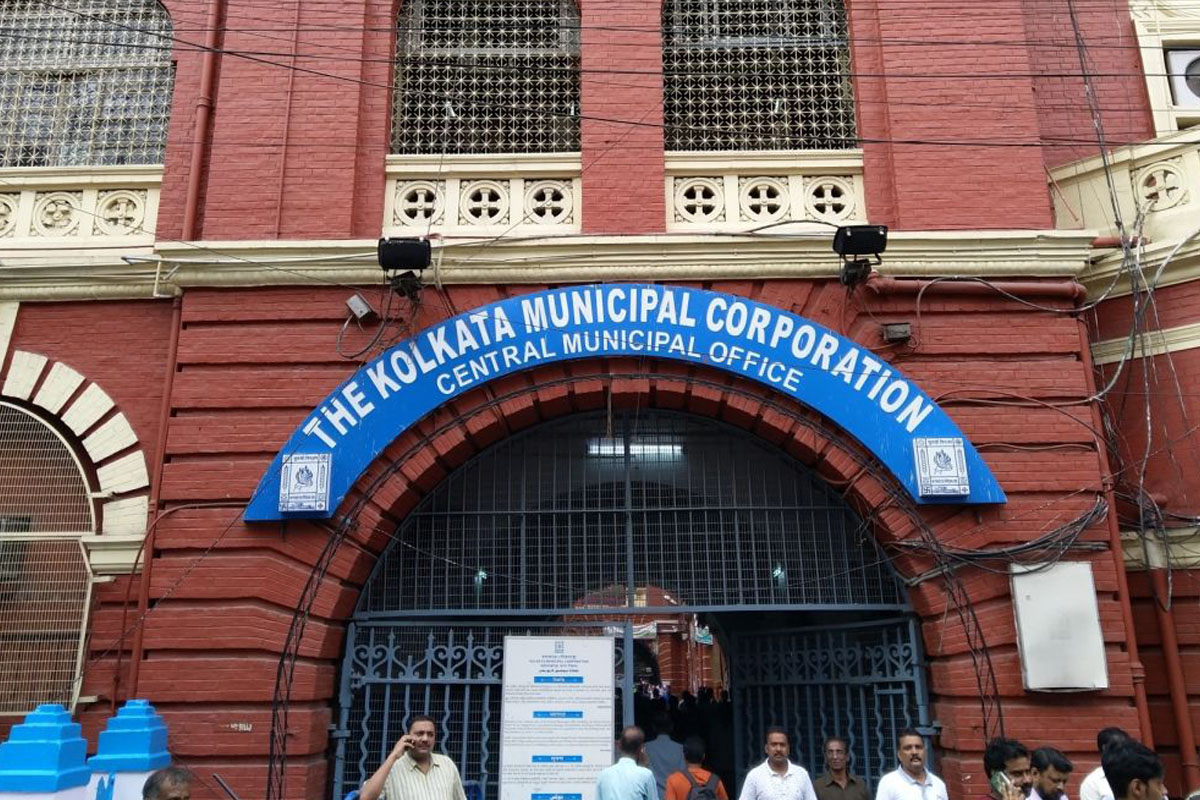 কলকাতা পুরসভার ২৫ নম্বর ওয়ার্ডের তৃণমূল কংগ্রেস  কাউন্সিলর রাজেশ কুমার সিনহা ওই ওয়ার্ডেরই প্রাক্তন কাউন্সিলর, বিধায়ক স্মিতা বক্সী ও  তার স্বামী সঞ্জয় বক্সীর বিরুদ্ধে মিথ্যে প্রচার এবং অবৈধভাবে অর্থ চাওয়ার অভিযোগ করেছেন।
