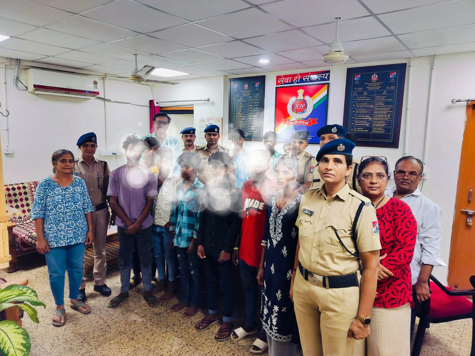 પશ્ચિમ રેલવેના અમદાવાદ મંડળ પર ચલાવવામાં આવી રહેલા “માનવ તસ્કરીવિરોધી” અભિયાન હેઠળ મજૂરી માટે લાવવામાં આવેલા 11 સગીર બાળકો શંકાસ્પદ હાલતમાં મળી આવતા રેસ્ક્યૂ કરાયા