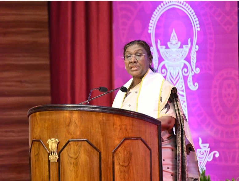 রাষ্ট্রপতি দ্রৌপদী মুর্মু আজ নদীয়ার কল্যাণীতে অখিল ভারতীয় আয়ুর্বিজ্ঞান সংস্থান এইএমস-এর প্রথম সমাবর্তনে যোগ দিয়েছেন।