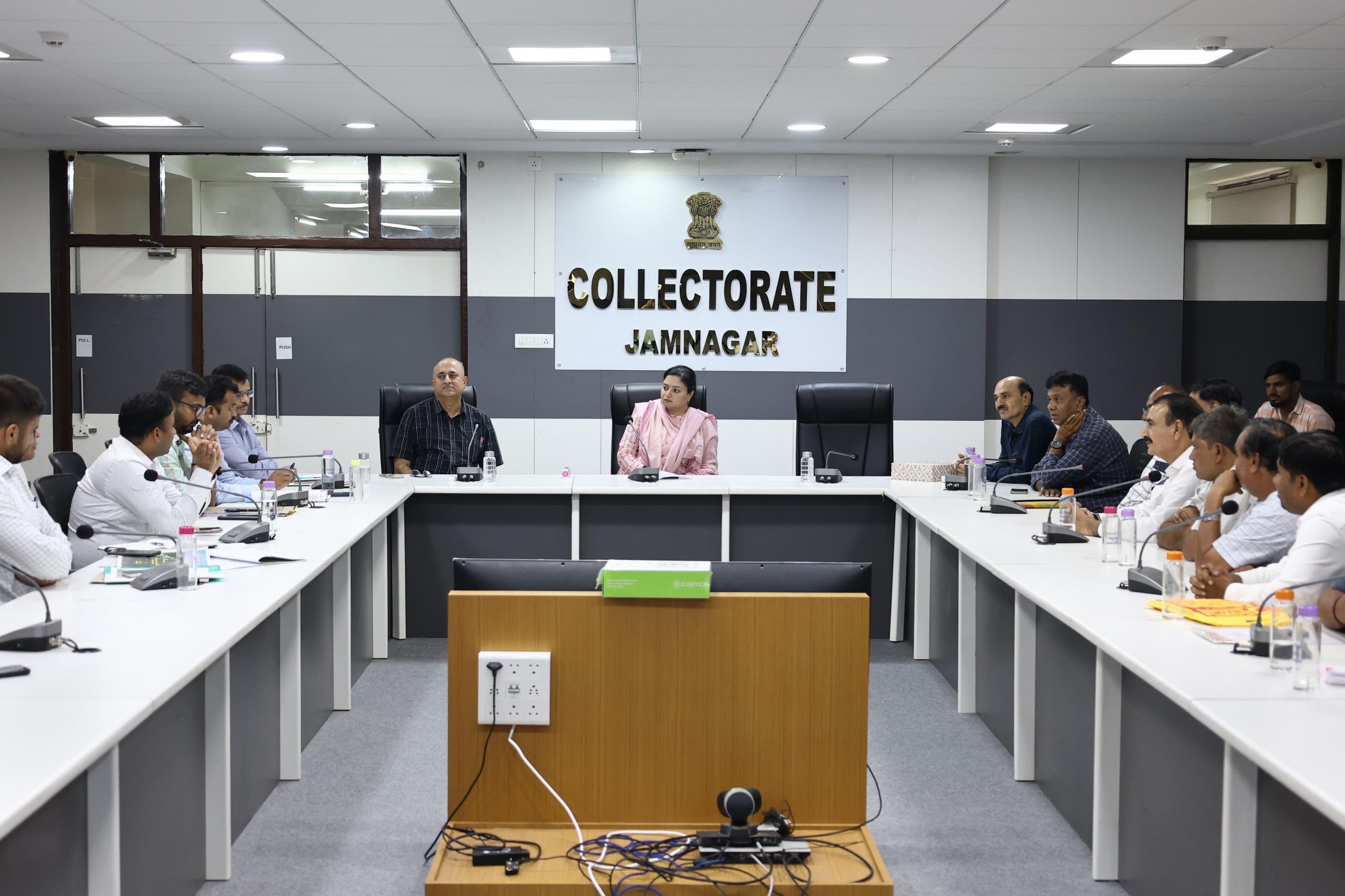 જામનગર ખાતે સાસંદ પુનમબેન માડમે NHAIના અધિકારીઓ સાથે ક્ષતિગ્રસ્ત રસ્તાની સુધારણા અંગે સમીક્ષા બેઠક યોજી