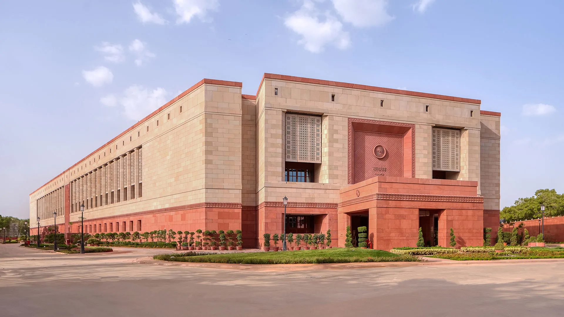 राज्‍य सभा और लोकसभा की कार्यवाही दिन भर के लिए विभिन्न मुद्दों पर विपक्ष द्वारा किए गए हंगामे के बाद स्थगित