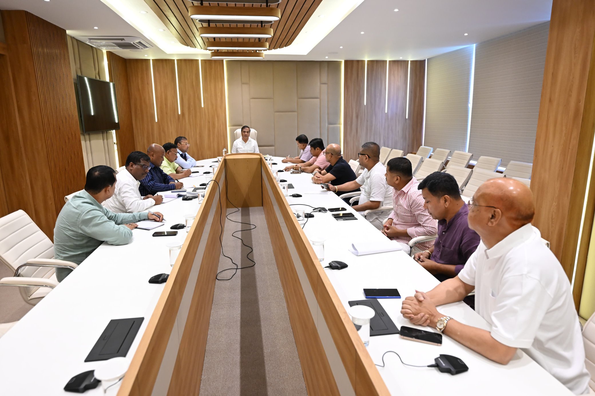 মুখ্যমন্ত্রী ড০ হিমন্ত বিশ্ব শৰ্মাৰ মন্ত্ৰী আৰু বিধায়কসকলৰ সৈতে গুৰুত্বপূৰ্ণ বৈঠক